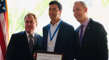 تتويج مغربي جديد.. كمال الودغيري ينال مديالية القيادة الاستثنائية من وكالة ناسا